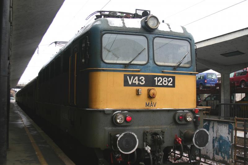 V43 1282 der MAV am 7.2.2006 im Bahnhof Gyr.