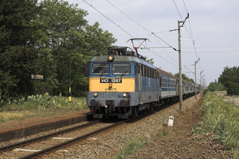 V43 1287 eilt mit dem Torontal IC Szeged entgegen. Hier ist er bei der Durchfahrt von Kapitnysg zu sehen.