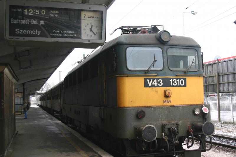 V43 1310 der MAV am 7.2.2006 im Bahnhof Gyr.