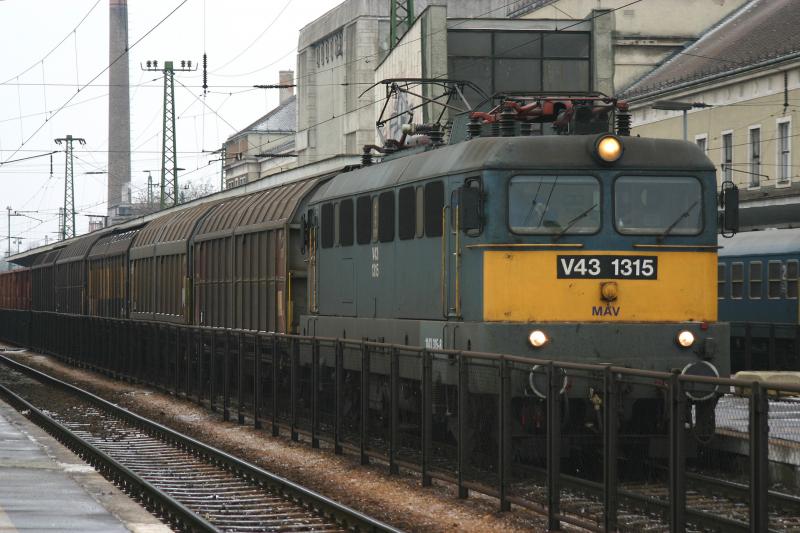 V43 1315 der MAV mit einem Gterzug bei der Durchfahrt im Bahnhof Gyr. (7.2.2006)