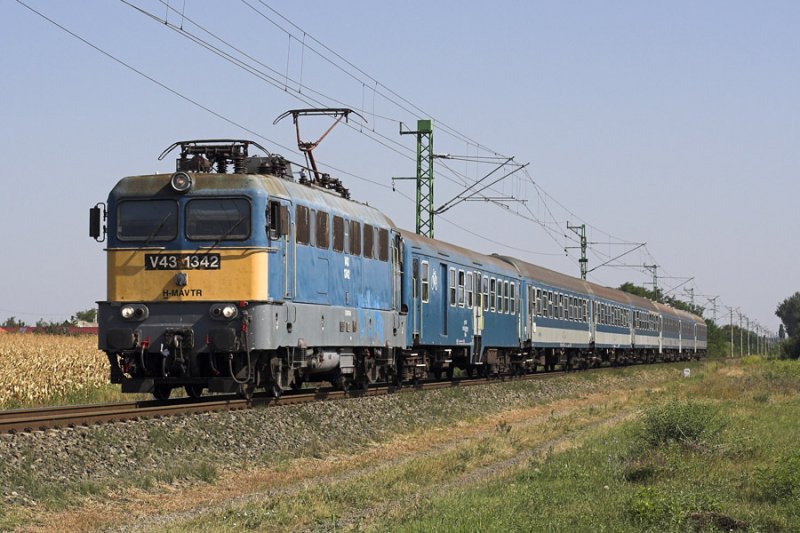 V43 1342 zieht den Torontal IC nach Szeged und erreicht gleich Kecskemt.