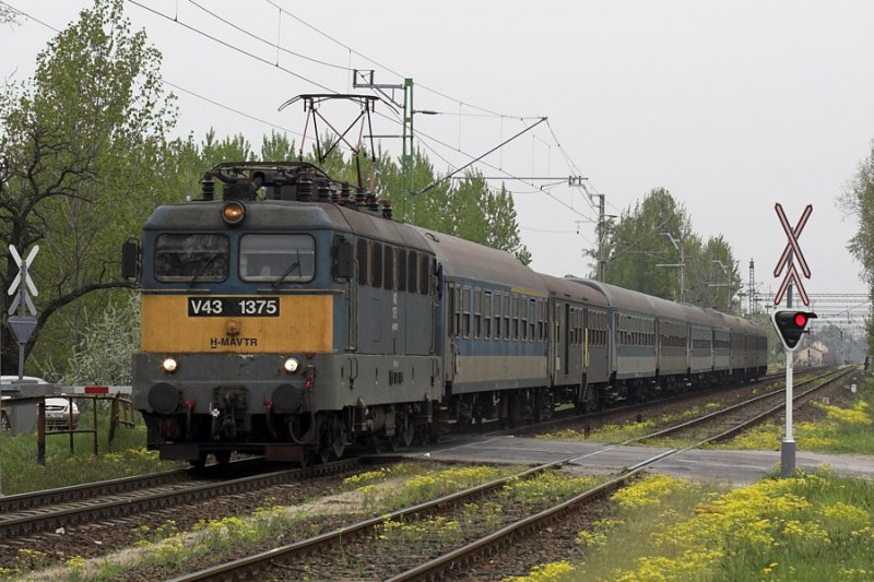 V43 1375 verlsst mit dem Feszty IC Kecskemt.