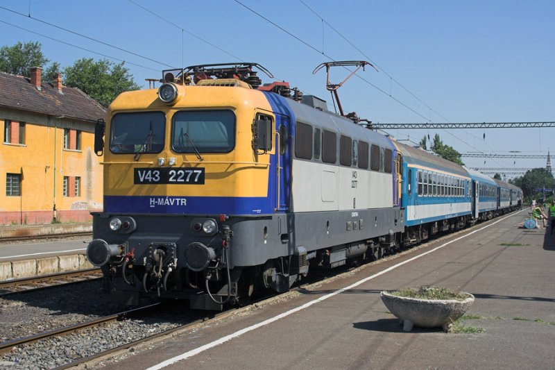 V43 2277 wartet mit einem IC in Szeged auf die Abfahrt nach Budapest.