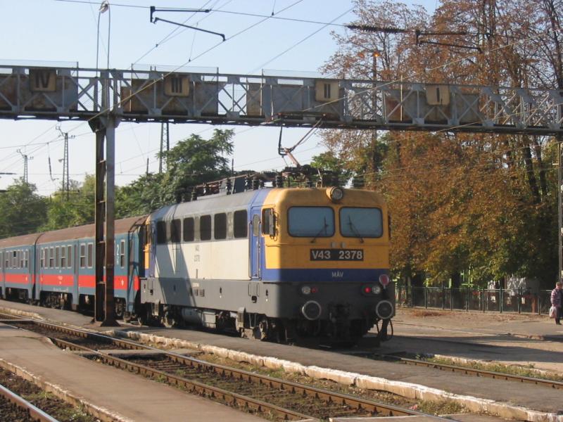 V43 2378 mit Pendelzug im Bf.Rkospalota-jpest (Budapest) am 06.10.2004.
