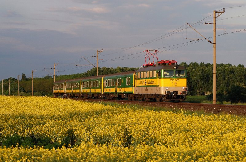 V43 328 (GySEV) mit R 9916 vor Csorna (08.05.2008)