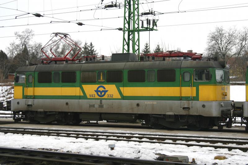 V43 332 der GySEV abgestellt im Bahnhof Sopron. (7.2.2006)