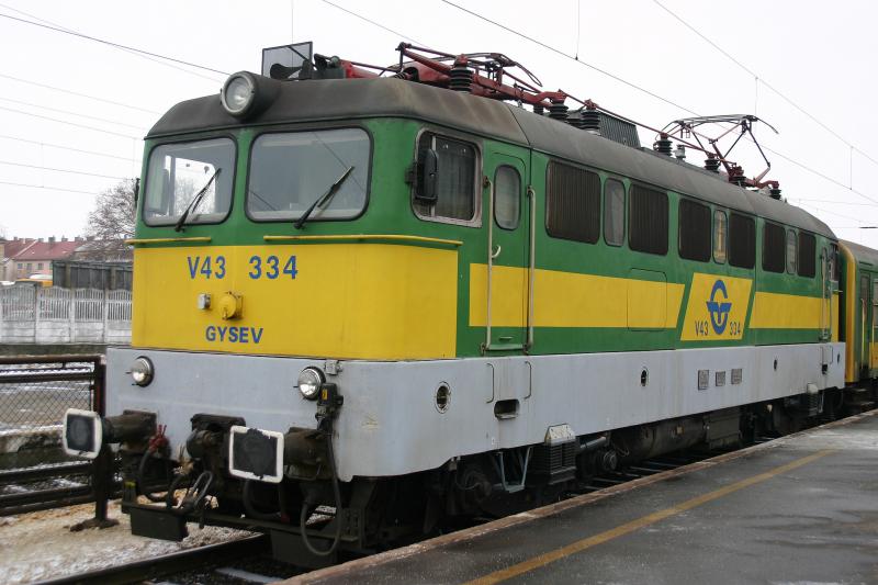 V43 334 der GySEV mit einem Regionalzug aus Sopron bei der Einfahrt in Gyr. (7.2.2006)