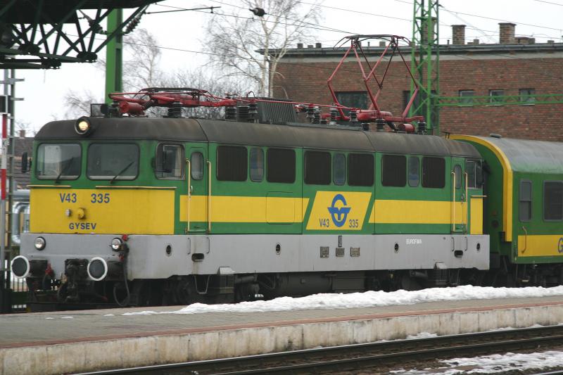 V43 335 der GySEV mit einem Regionalzug bei der Einfahrt in Sopron. (7.2.2006)