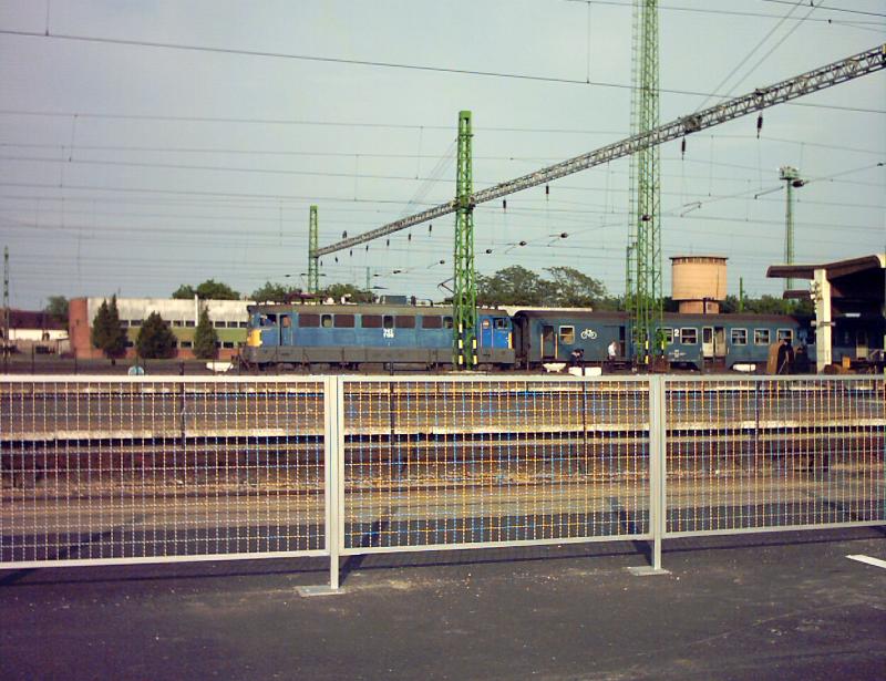V43 bei der Ausfahrt aus dem Bahnhof Szombathely
Mai 2003