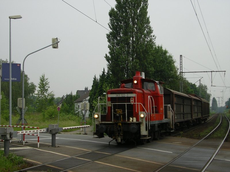 V60 , 363 122-3 mit Kurzzug am B Bochum Nokia.(29.05.2008)