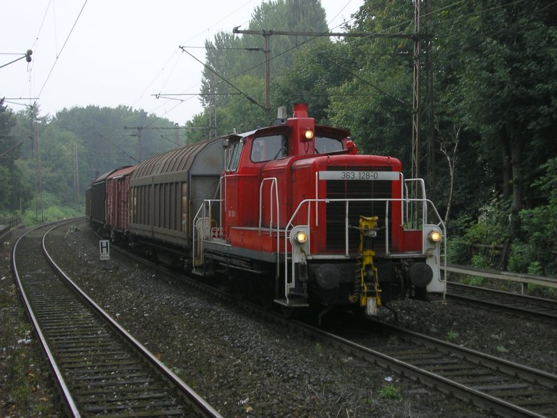 V60, 363 128-0 bringt einen kurzen GZ von Wanne Eickel nach Bochum Nord.(28.08.2008)
