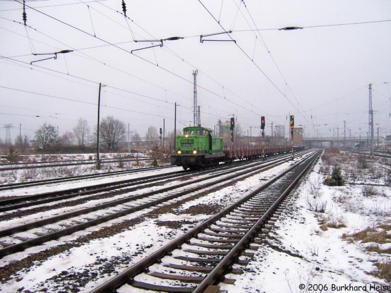 V60 BUG 005 am 21.1.2006 im Bahnhof Berlin-Schnefeld Flughafen. Leider waren die Lichtverhltnisse nicht mehr besonders gut.