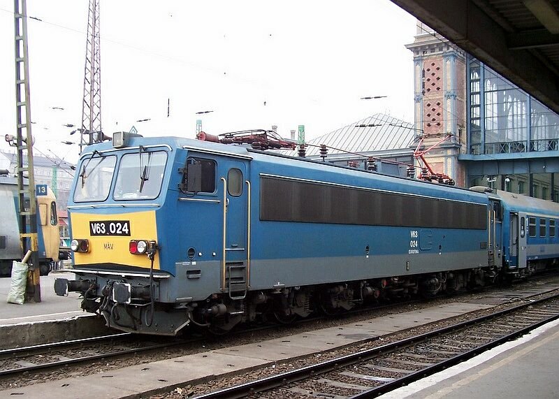 V63 024, der groe sechsachsige Bruder der V43, am 18.01.2007 im Bahnhof Budapest-Nyugati. Diese Lok wird hauptschlich vor Gterzgen eingesetzt, kommt aber auch vor schweren Reiszgen wie hier zum Einsatz.