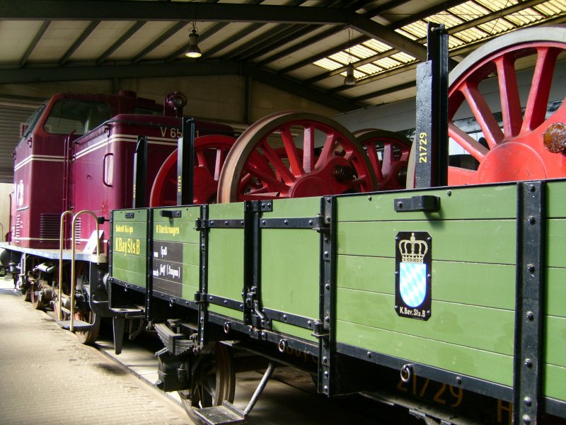 V65 011, Diesel-Streckenlokomotive mit Stangenantrieb, Baujahr 1956, restauriert und Offener Gterwagen der Kniglich Bayerischen Staats-Eisenbahn, Baujahr 1876, restauriert - aufgenommen whrend der Jubilums-Museumstage vom 28. bis 30. April 2007  