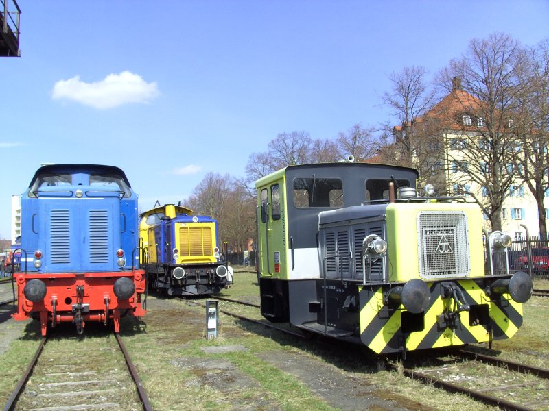 V65-12 der SVG , V125 der BOB und eine kleine Dispolok-Rangierlok am 24.03.2008 im Bahnpark Augsburg.