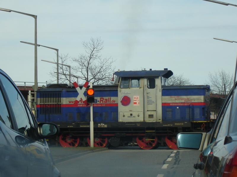 V655.02 der RAR Eisenbahn Service AG, Ellwangen, gemietet von der HGK auf einem Bahnbergang in Richtung Ludwigshafen Mundenheim
19.02.2006