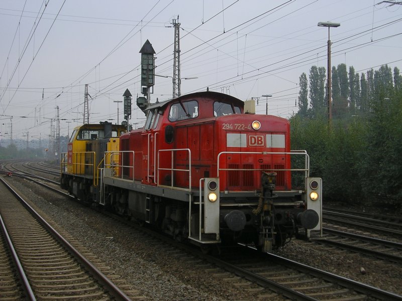 V90 , 294 722-4 mit der niederlndischen 6465 (BR6400) im Schlepp in Hagen-Vorhalle.(29.08.2008) 