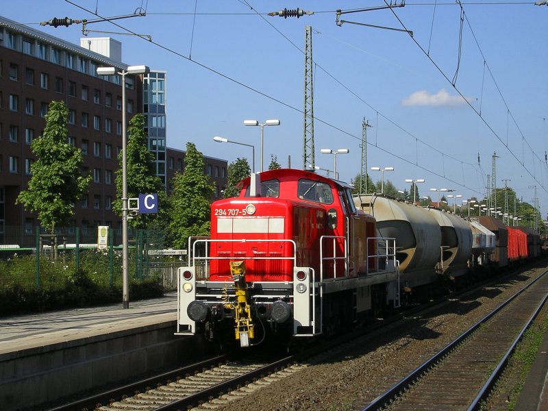 V90, 294 707-5 mit Kurzzug Durchfahrt in Recklinghausen Hbf. nach
Recklinghausen-Sd.(11.09.2008)
