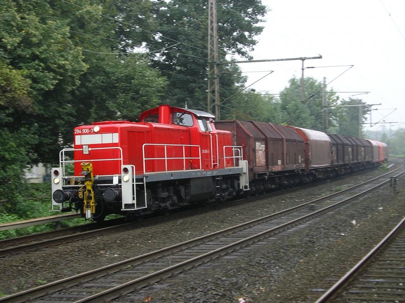 V90, 294 906-3 bringt einen Gterzug von BO Langendreer nach
Wanne Eickel.(28.08.2008)