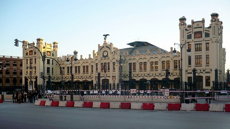 Valencia Estacio de Nord (Nord-Bahnhof), fr mich einer der schnsten Bahnhfe, aufgenommen am 28.11.2007. Da die Gleise genau in Sdrichtung liegen, ist er in dieser Jahreszeit nur einigermasen gut morgens oder abends zu fotografieren.