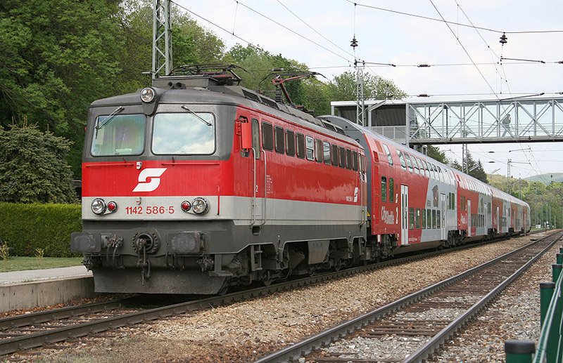 Valousek 1142 586 mit fnf Dosto´s als REX 1630 am 2. Mai 2009 unterwegs von Wien West nach St. Valentin. Hier beim berholungsaufenthalt in Tullnerbach-Pressbaum.
