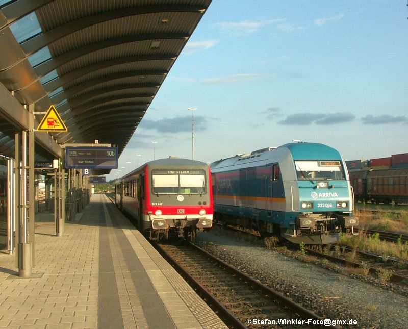 Variation im Abendlicht des 11.09.2009 in Hof Hbf. Neben dem 628.2 nach Bad Steben fhrt die ALEX Zugmaschine 223 vorbei...