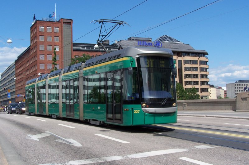 Variobahn 227 am 24.06.2007 auf der Unionsgata, die hier ber die Kajsaniemibucht gefhrt wird. Helsingfors stadstrafikverk ist mit den Variobahnen wegen der durchschnittlich geringen Verfgbarkeit nicht zufrieden und mchte den Kaufvertrag rckabwickeln.