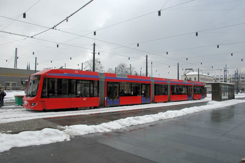 Variobahn 415 am 18.02.09 als CB 56027 nach Stollberg vor dem Chemnitzer Hbf. Da in Chemnitz, wie auch in Karlsruhe, die Tram die gleiche Spurweite wie die DB hat, knnen auch hier berlandfahrten stattfinden.
