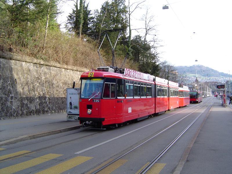 VBB Verkehrsbetriebe Bern. Eine Tram der lteren Bauart der Linie 9 in Richtung Guisanplatz am khlen aber sonnigen 22.03.04 auerhalb der Berner Innenstadt.