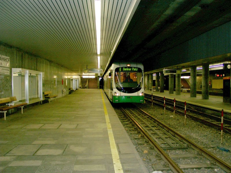 VBL Variobahn 220 als Line E Berliner Platz am 20.06.09 an der Haltestelle Ludwigshafen Hauptbahnhof Gleis 4. Wurde frher von der Linie 12 angefahren.
