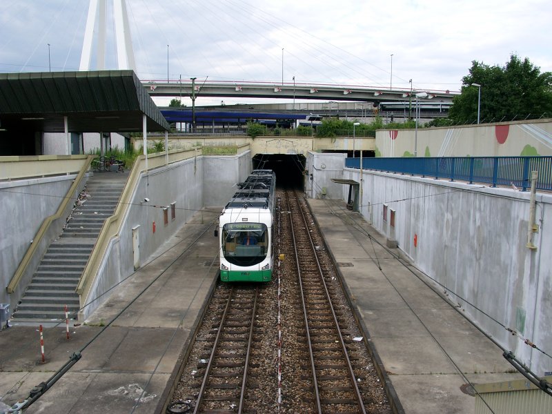 VBL Variobahn 220 als Linie E Berliner Platz am 20.06.09 bei der Durchfahrt der Haltestelle Ostausgang. Diese Strecke und Haltestelle wurde fr�her von der Line 12 genutzt und ist jetzt nurnoch eine Betriebsstrecke