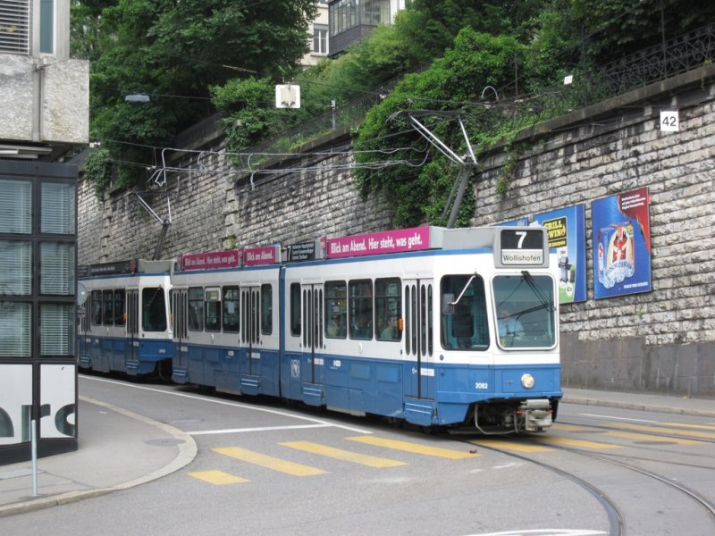VBZ 2082  Tram 2000  als Linie 7 Richtung Wllishofen. Anfahrt an Haltestelle Central am 08.07.2009 
