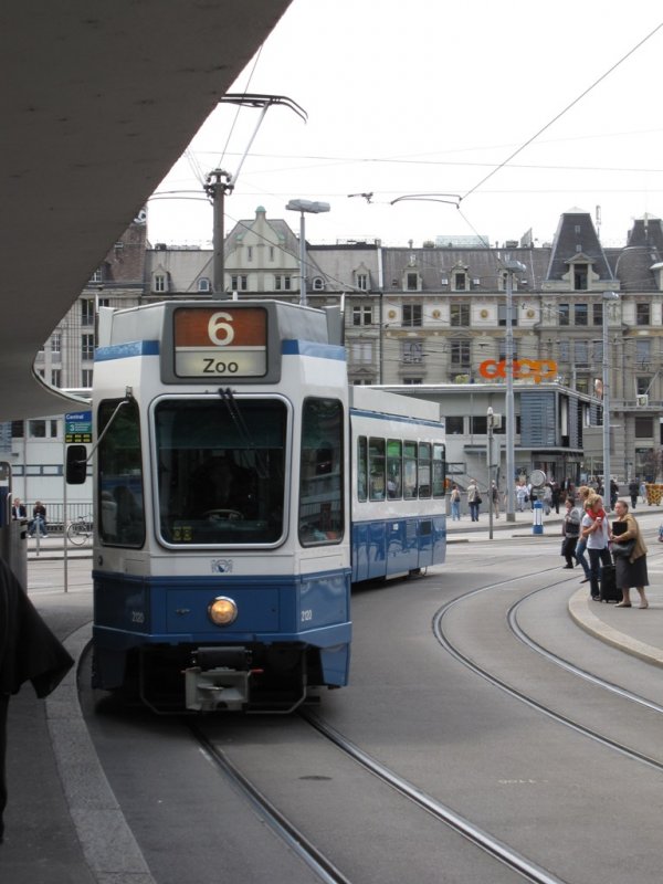 VBZ 2120  Tram 2000  als Linie 6 Richtung Zoo. Anfahrt an Haltestelle Central am 08.07.2009
