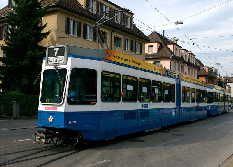 VBZ Be 4/6 2069 TRAM 2000 kurz vor der Endstation Wollishofen. Auf der Linie 7 werden seit Sommer 2007 neu Tramzge des Typs 2000 eingesetzt.