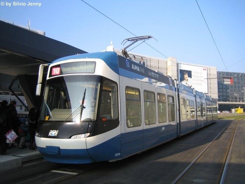 VBZ Cobra 3054 am 29.12.08 beim Flughafen. Ca. die Hlfte der Cobras der Linie 10 haben noch den VBZ Anstrich, resp. werden wenn gengend VBG Cobras abgeliefert wurden, wieder vom 10er abgezogen.