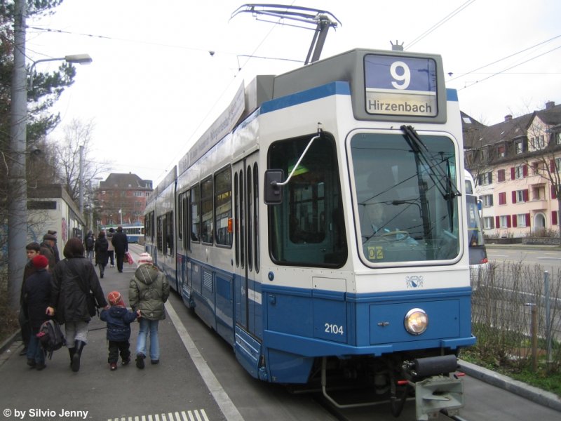 VBZ Snfte Be 4/10 Nr. 2104 auf der Linie 9 am 28.3.09 beim Milchbuck. An diesem Tag hatten die ZKB Kunden freien Eintritt im Zoo. Deshalb wurden die auf der Linie 9 eingesetzten Cobras auf die Linie 6 verschoben. Die dadurch entstandene Lcke wurde mit den Snften der Linie 6 aufgefllt, wo diese extra wegen 2 Tagen die richtigen 9er tafeln erhielten.