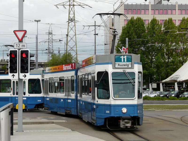 VBZ - Tram Be 4/6 2028 zusammen mit einem Be 4/6 unterwegs auf der Linie 11 in der Stadt Zrich am 06.05.2009