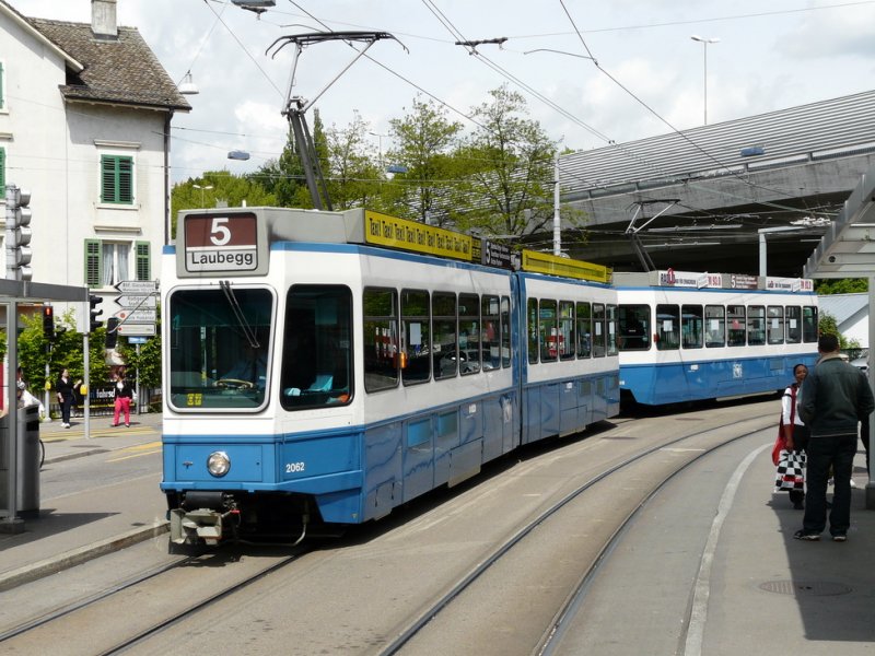 VBZ - Tram Be 4/6 2062 zusammen mit einem Be 2/4 unterwegs auf der Linie 5 in der Stadt Zrich am 06.05.2009