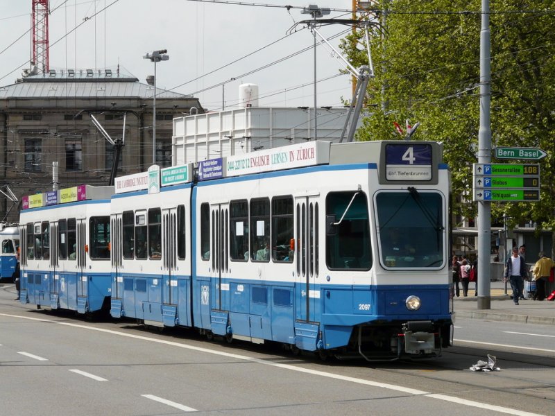 VBZ - Tram Be 4/6 2097 zusammen mit einem Be 2/4 unterwegs auf der Linie 4 in der Stadt Zrich am 06.05.2009
