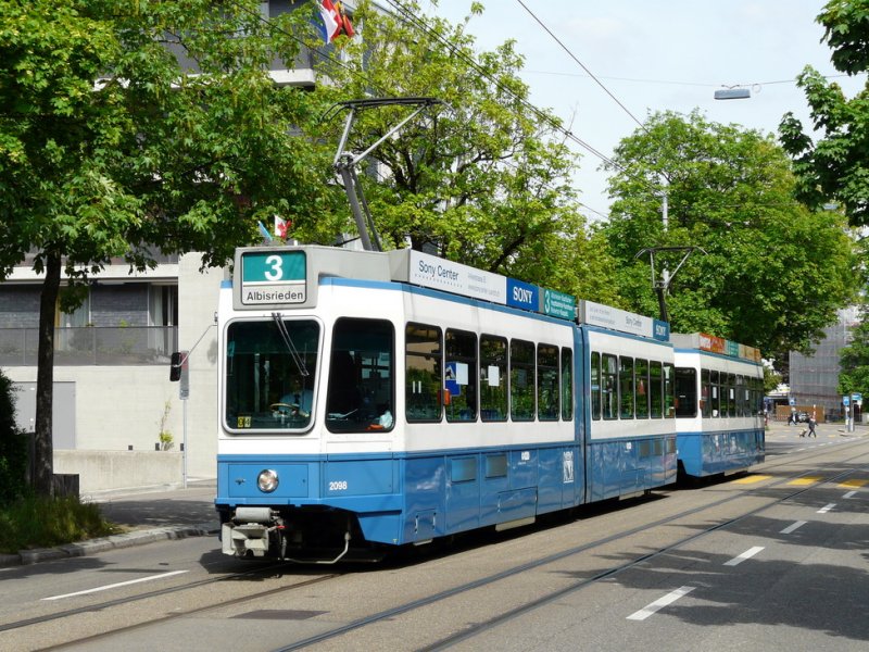 VBZ - Tram Be 4/6 2098 zusammen mit einem Be 2/4 unterwegs auf der Linie 3 in der Stadt Zrich am 06.05.2009