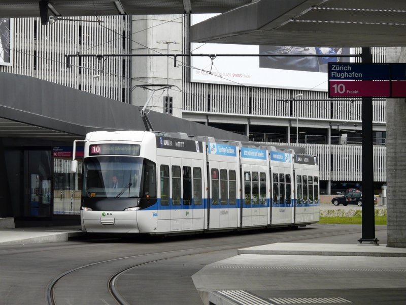 VBZ - Tram Be 5/6  3067 unterwegs auf der Linie 10 bei der Haltestelle Zrich Flughafen am 06.05.2009