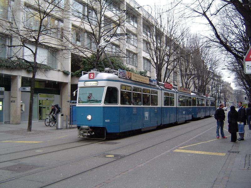 VBZ Verkehrsbetriebe Zrich. Tram der Linie 2 in Richtung Tiefenbrunnen am 26.03.04 in der Zricher City.