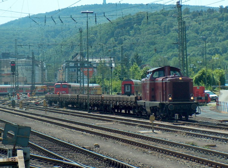 VEB V100 2091 mit Flachwagen in Koblenz Hbf; 24.06.2008 
