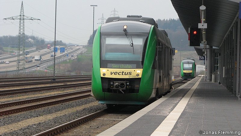 Vectus Vt206 stand in Montabauur abfarbereit nach Siershahn . Im Hintergrund die A3. Aufnahme vom 31.03.07