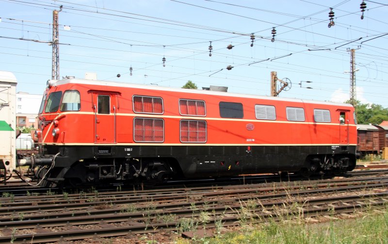 Vegetationskontrollzug mit 2050.09 und 2050.04(am anderen Ende des Zuges) bei der Ausfahrt aus dem Bahnhof Wels in Richtung Passau am 26. Mai 2007.