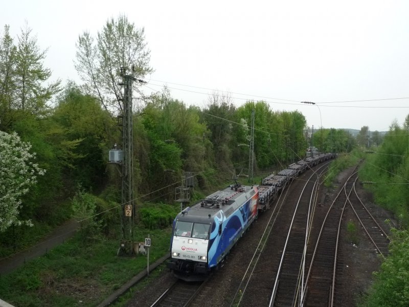 Veolia 185-CL 001 fhrt mit einem kurzen Gterzug durch Friedrich-Wilhelmshtte in Richtung Bonn-Beuel. 16.04.09