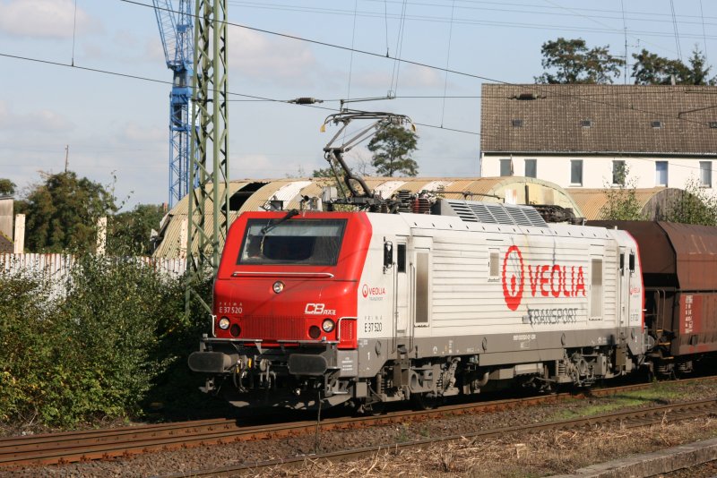 Veolia E37 520 mit einem Kohlezug Richtung Oberhausen in Essen Dellwig Bf am 9.10.2009.
