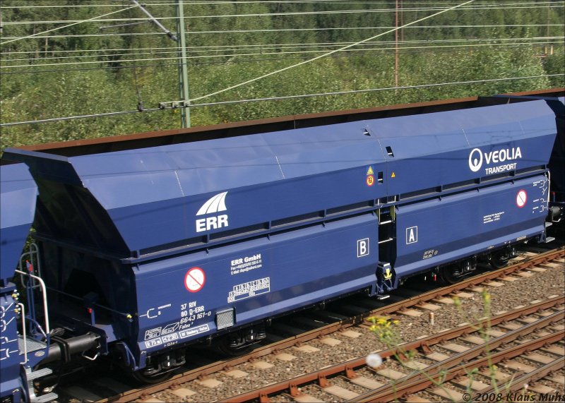 Veolia Falns-Wagen. Ich finde die Farbgebung erfrischend gegen das sonst langweilige Braun. Hoffentlich bleibt der Zustand der Wagen lange so erhalten. 01.09.2008
