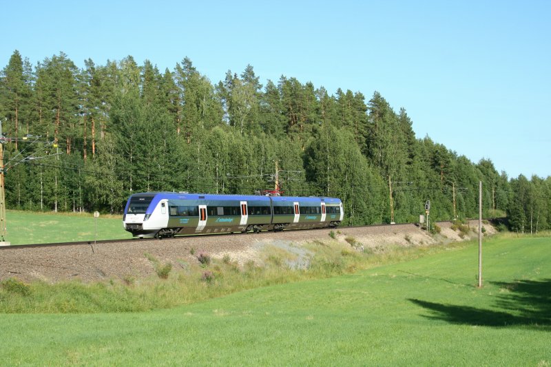 Veolia Regionalzug (Mittnabotget) X52 9034 bei der Fahrt von Sundsvall nach stersund am 28.7.2008 in Torpshammar kurz vor dem bergang Lillbodavgen.
