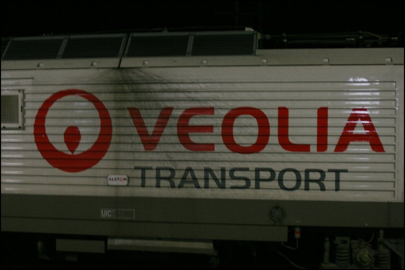 VEOLIA TRANSPORT Logo auf der E37 506. Aufgenommen am Morgen des 27.11.07 in Werdohl.